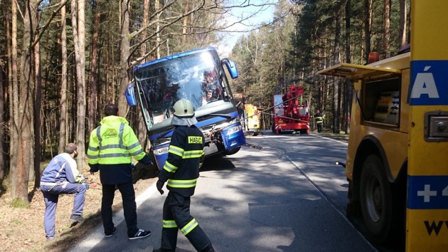 dn autobus v prikopu dolni zdar 20042015 1